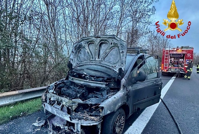 auto a fuoco superstrada