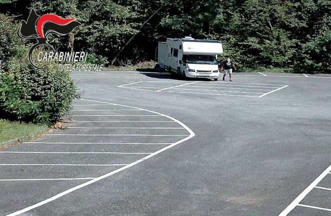 carabinieri camper parcheggio