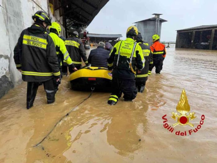 vigili del fuoco salvano due anziani esondazione